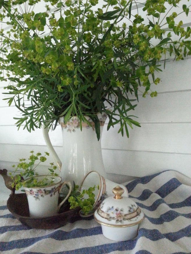 forage friday: simple rustic floral arrangement in a classic container on a blue and white tea towel
